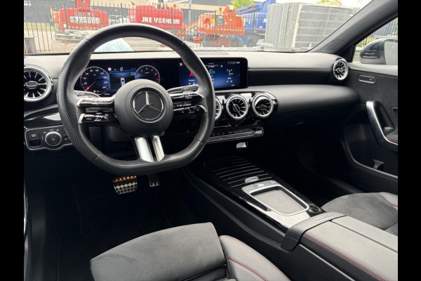 Mercedes-Benz A-Klasse 180 Star Edition AMG Line / Pano / Sfeer / Camera / LED