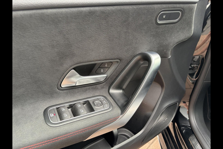 Mercedes-Benz A-Klasse 180 Star Edition AMG Line / Pano / Sfeer / Camera / LED