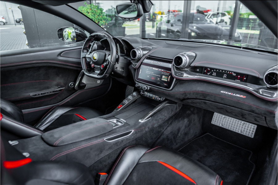 Ferrari GTC4Lusso 6.3 V12 - 4-zits l Lift l Passenger Display l Carbon l Panorama
