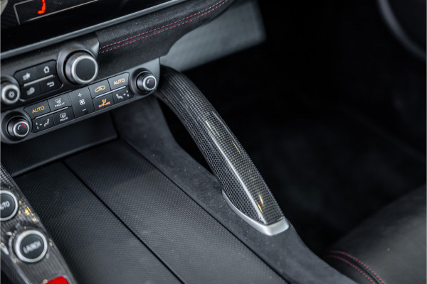 Ferrari GTC4Lusso 6.3 V12 - 4-zits l Lift l Passenger Display l Carbon l Panorama