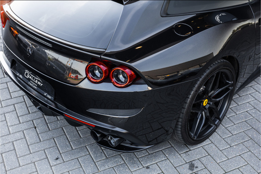 Ferrari GTC4Lusso 6.3 V12 - 4-zits l Lift l Passenger Display l Carbon l Panorama