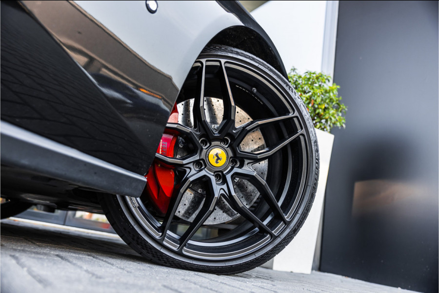 Ferrari GTC4Lusso 6.3 V12 - 4-zits l Lift l Passenger Display l Carbon l Panorama