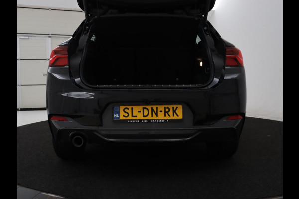 BMW X2 xDrive25e Goldplay Edition | SOH 82,1% | M Sport | Leder | Head-Up | Sportstoelen | 19'' velgen | Sfeerverlichting | Camera | Stoelverwarming | Navigatie | Full LED | Keyless | DAB | Park Assist | Memory | PHEV | Plug In