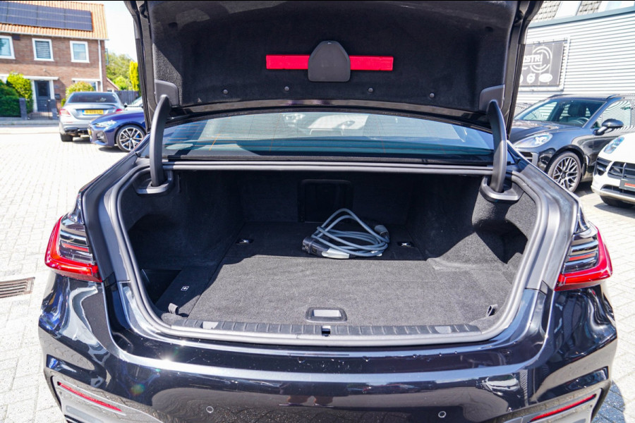 BMW 7 Serie 745e High Executive | Stoelverkoeling | Stuurwiel verwarming | Harman/Kardon | Driving Assistant | Soft Close | NIEUW
