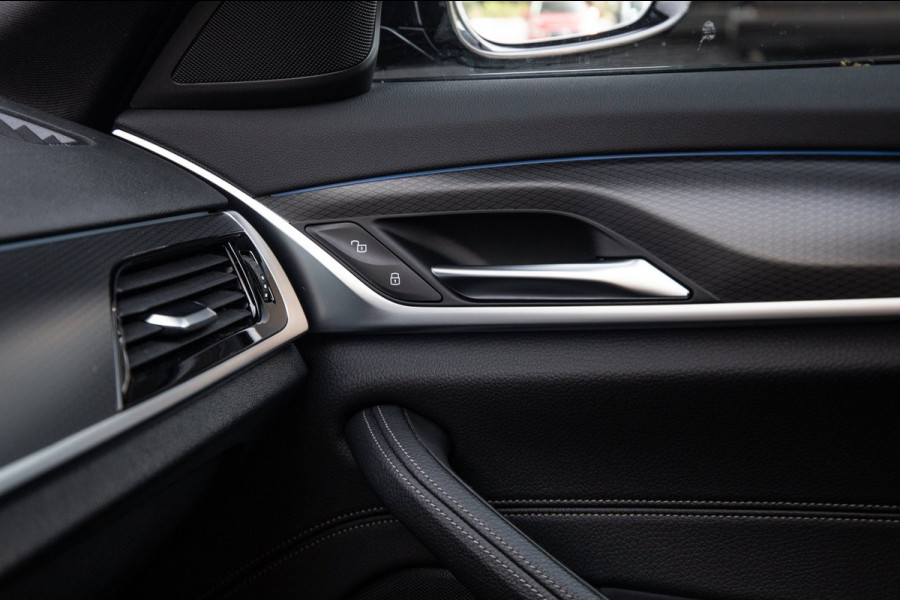 BMW 5 Serie Touring 530e M Sport / Apple Carplay / LED / PHEV / Trekhaak / Stoel Verwarming