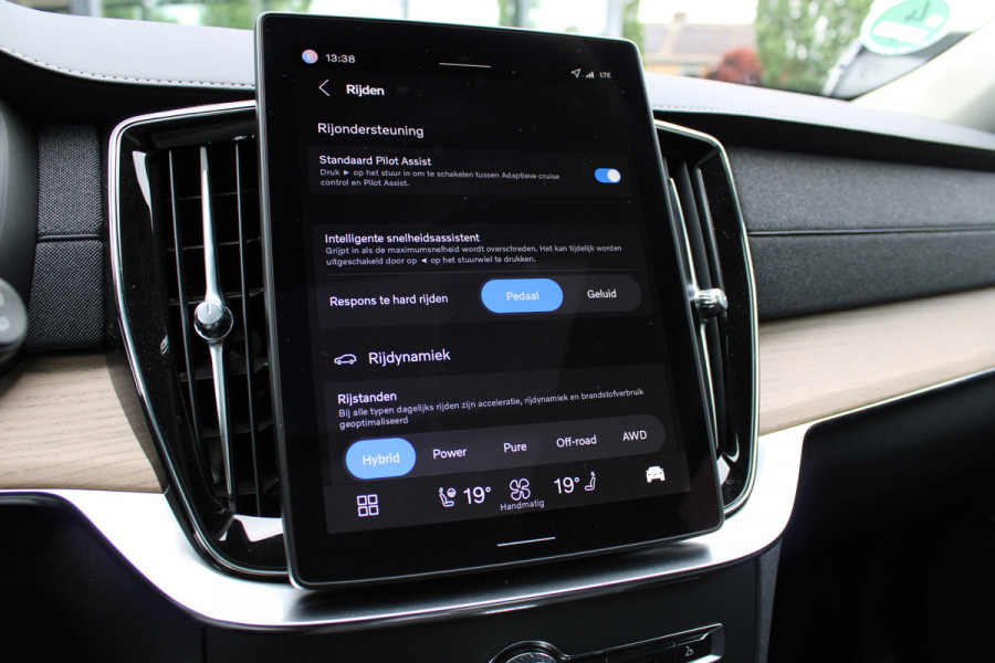 Volvo XC90 2.0 T8 Plug-in hybrid AWD Plus Bright | Luchtvering | Trekhaak | Panoramadak | 360 Camera