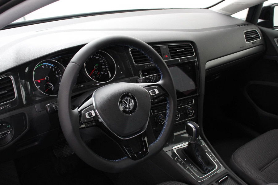 Volkswagen Golf e-Golf Edtion Navigatie Apple Carplay/Android auto Bluetooth Adaptieve Cruise Control Lichtmetalen Velgen 17" Parkeer sensoren