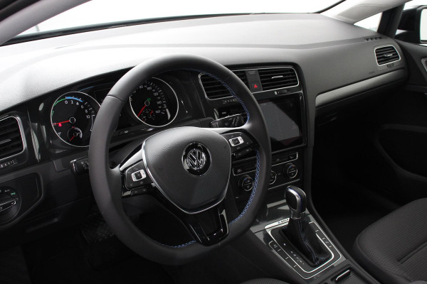 Volkswagen Golf e-Golf Edtion Navigatie Apple Carplay/Android auto Bluetooth Adaptieve Cruise Control Lichtmetalen Velgen 17" Parkeer sensoren