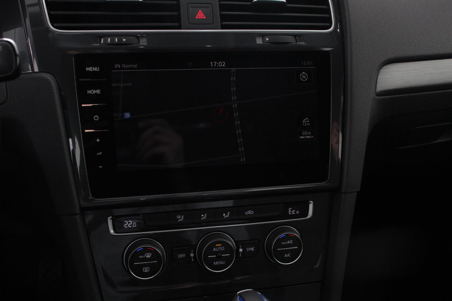 Volkswagen Golf e-Golf Edtion Navigatie Apple Carplay/Android auto Bluetooth Adaptieve Cruise Control Lichtmetalen Velgen 17" Parkeer sensoren
