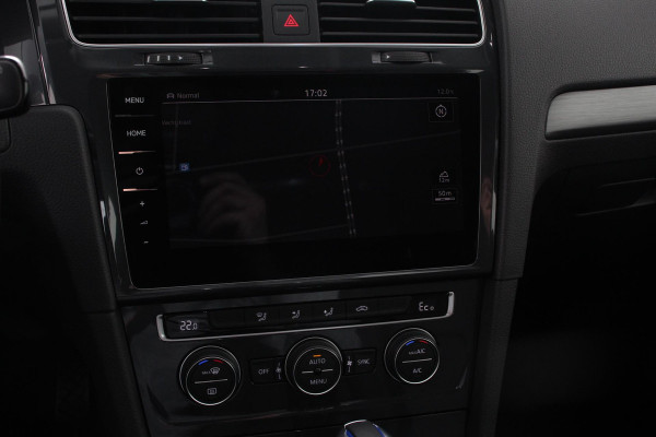 Volkswagen Golf e-Golf Edtion Navigatie Apple Carplay/Android auto Bluetooth Adaptieve Cruise Control Lichtmetalen Velgen 17" Parkeer sensoren