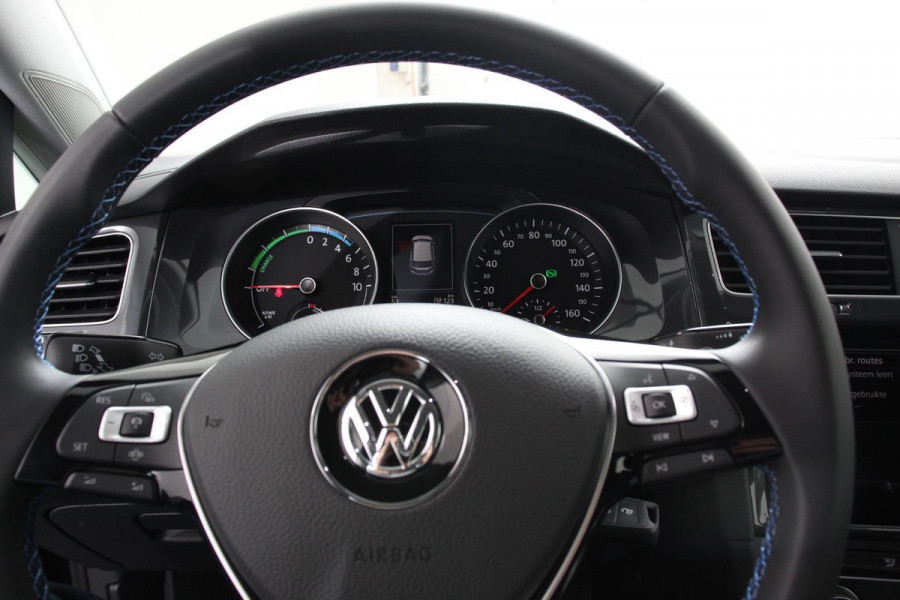 Volkswagen Golf e-Golf Edtion Navigatie Apple Carplay/Android auto Bluetooth Adaptieve Cruise Control Lichtmetalen Velgen 17" Parkeer sensoren