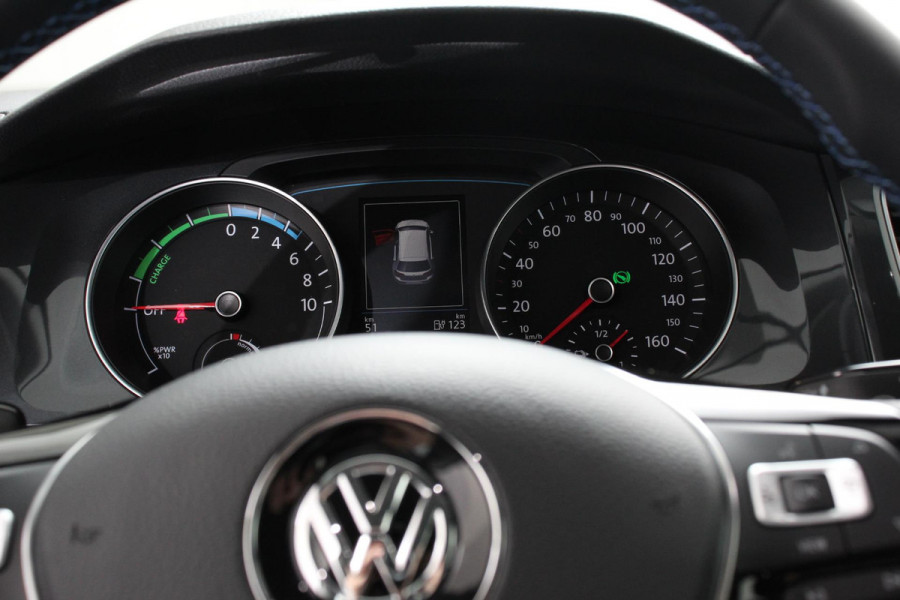 Volkswagen Golf e-Golf Edtion Navigatie Apple Carplay/Android auto Bluetooth Adaptieve Cruise Control Lichtmetalen Velgen 17" Parkeer sensoren