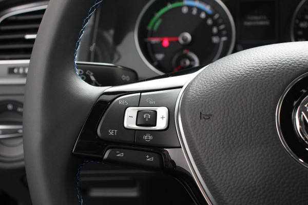 Volkswagen Golf e-Golf Edtion Navigatie Apple Carplay/Android auto Bluetooth Adaptieve Cruise Control Lichtmetalen Velgen 17" Parkeer sensoren
