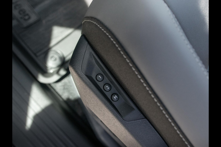 Jeep Compass First Edition 74 kWh | Adapt. Cruise | Camera | Carplay | 20" | Elektr. A-Klep | Navi | Winter Pack | Schuif/Kanteldak | Premium Pack | Conv. Pack | Warmtepomp