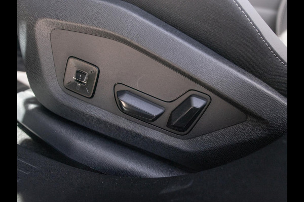 Jeep Compass First Edition 74 kWh | Adapt. Cruise | Camera | Carplay | 20" | Elektr. A-Klep | Navi | Winter Pack | Schuif/Kanteldak | Premium Pack | Conv. Pack | Warmtepomp