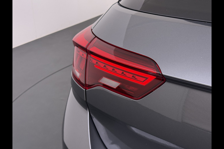 Volkswagen T-Roc 1.5TSI Automaat R-Line Panoramadak Stoelverwarming Adap.Cruise Virtal Cockpit Camera Elek.Achterklep Navi Apple Carplay Android  Keyless Pdc Privacy Glas Lmv Led DAB+ Licht-Regensensor
