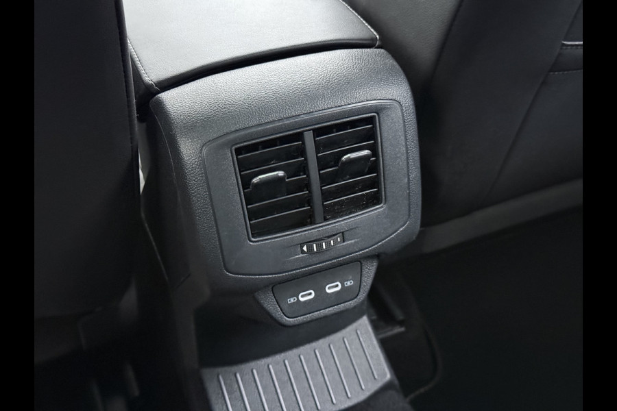 Volkswagen T-Roc 1.5TSI Automaat R-Line Panoramadak Stoelverwarming Adap.Cruise Virtal Cockpit Camera Elek.Achterklep Navi Apple Carplay Android  Keyless Pdc Privacy Glas Lmv Led DAB+ Licht-Regensensor