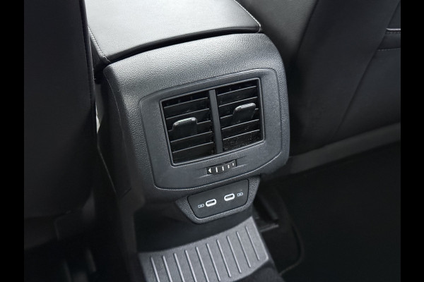 Volkswagen T-Roc 1.5TSI Automaat R-Line Panoramadak Stoelverwarming Adap.Cruise Virtal Cockpit Camera Elek.Achterklep Navi Apple Carplay Android  Keyless Pdc Privacy Glas Lmv Led DAB+ Licht-Regensensor
