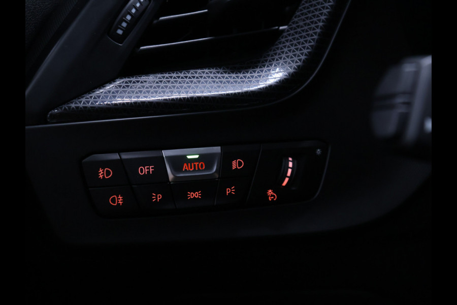 BMW 1-serie 118i M Sport [SCHUIFKANTELDAK, APPLE CARPLAY, ANDROID AUTO, STOELVERWARMING, STUURVERWARMING, ACHTERUITRIJCAMERA, PDC V+A, LED KOPLAMPEN, SPORTSTOELEN, 2-ZONE CLIMATE CONTROL, CRUISE CONTROL, NIEUWSTAAT]