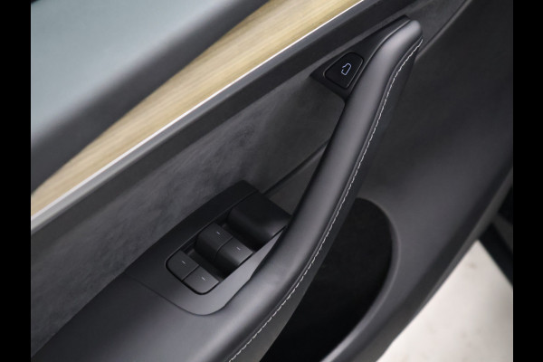 Tesla Model Y RWD 58 kWh [PANORAMADAK, APPLE CARPLAY, ANDROID AUTO, ELEKTRISCHE STOELEN, PDC, CAMERA, STOELVERWARMING, STUURVERWARMING, KEYLESS ENTRY, KEYLESS START, DODEHOEKDETECTIE, CLIMATE CONTROL, NIEUWSTAAT]