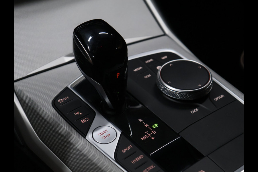 BMW 3 Serie Touring 320e Business Edition Plus [APPLE CARPLAY, ANDROID, TREKHAAK, STOELVERWARMING, CRUISE, ELEKTRISCHE ACHTERKLEP, DIGITAL DASH, NAVIGATIE, NIEUWSTAAT]