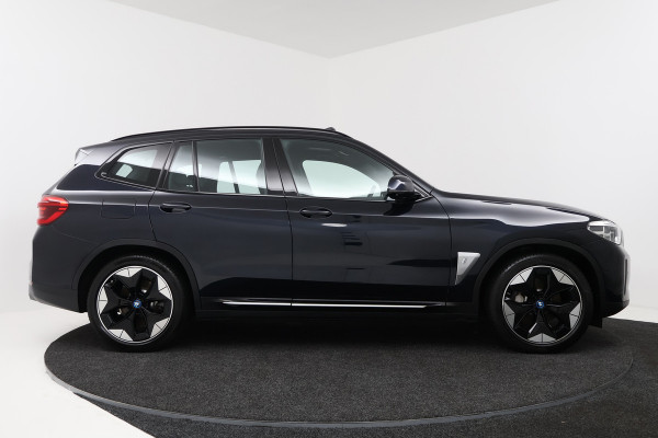 BMW iX3 High Executive 80 kWh (PANO, 360 CAMERA, H/K AUDIO, SFEERVERLICHTING, ADAPTIVE CRUISE, TREKHAAK WEGKLAPBAAR, AUTOPILOT)