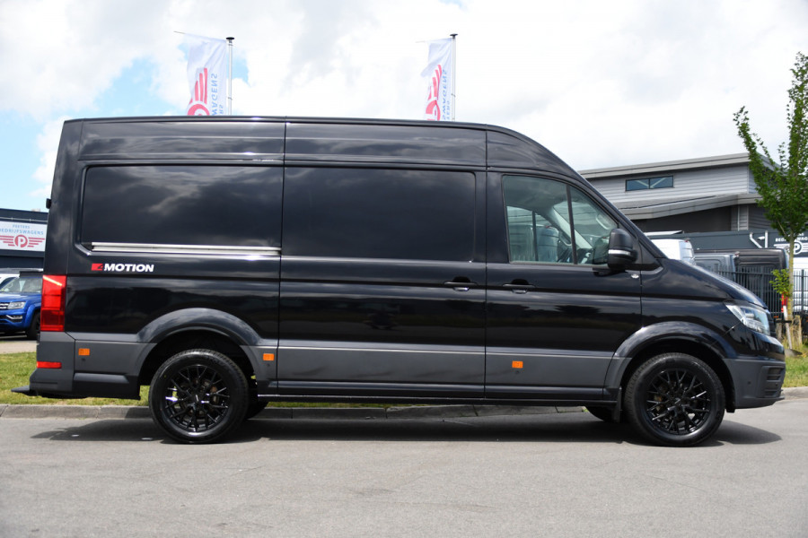 Volkswagen Crafter 35 2.0 TDI L3H3 4Motion Black Edition Full options! Adaptieve Cruise, Camera, Carplay, Stoelverwarming, LED, 4x4, Automaat, 177pk, Clima, Trekhaak, Uniek!