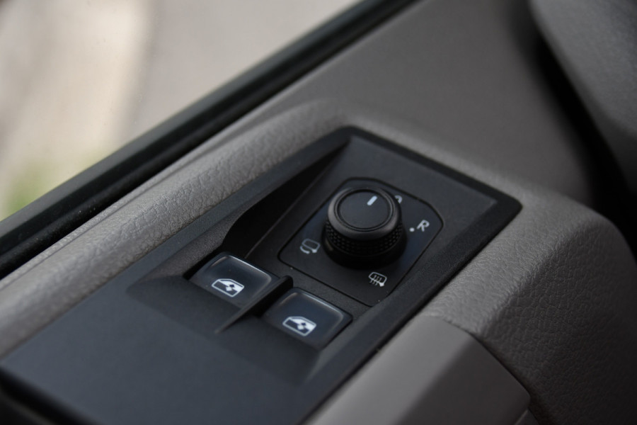 Volkswagen Crafter 35 2.0 TDI L3H3 4Motion Black Edition Full options! Adaptieve Cruise, Camera, Carplay, Stoelverwarming, LED, 4x4, Automaat, 177pk, Clima, Trekhaak, Uniek!