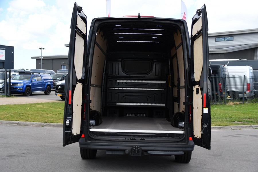 Volkswagen Crafter 35 2.0 TDI L3H3 4Motion Black Edition Full options! Adaptieve Cruise, Camera, Carplay, Stoelverwarming, LED, 4x4, Automaat, 177pk, Clima, Trekhaak, Uniek!