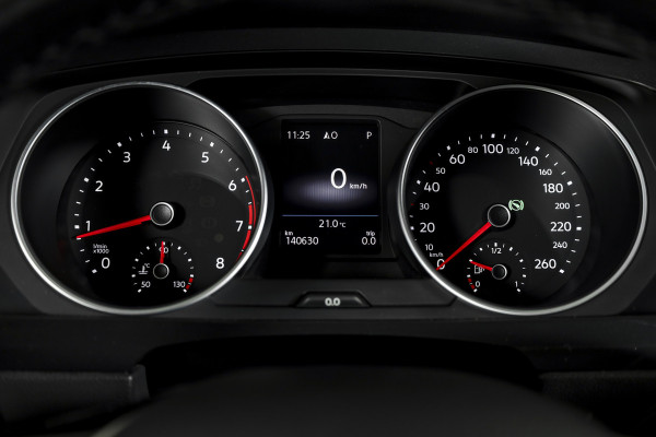 Volkswagen Tiguan 2.0 TSI 4Motion Highline Business R 180 PK | R-Line | Elek. Trekhaak | Adapt. Cruise | Stoel-+Bankverw. | PDC | Camera | NAV + App. Connect | ECC | Elek. Klep | LM 19" |
