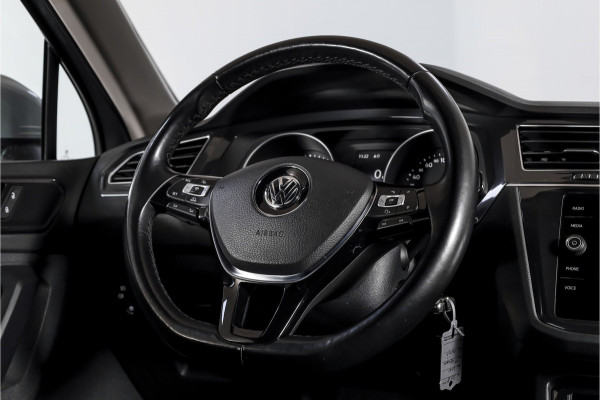 Volkswagen Tiguan 2.0 TSI 4Motion Highline Business R 180 PK | R-Line | Elek. Trekhaak | Adapt. Cruise | Stoel-+Bankverw. | PDC | Camera | NAV + App. Connect | ECC | Elek. Klep | LM 19" |
