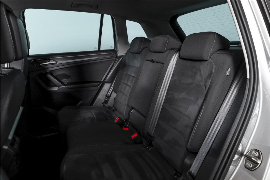 Volkswagen Tiguan 2.0 TSI 4Motion Highline Business R 180 PK | R-Line | Elek. Trekhaak | Adapt. Cruise | Stoel-+Bankverw. | PDC | Camera | NAV + App. Connect | ECC | Elek. Klep | LM 19" |