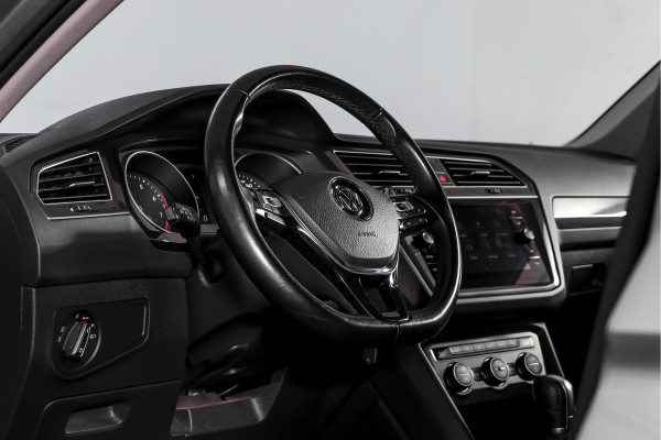 Volkswagen Tiguan 2.0 TSI 4Motion Highline Business R 180 PK | R-Line | Elek. Trekhaak | Adapt. Cruise | Stoel-+Bankverw. | PDC | Camera | NAV + App. Connect | ECC | Elek. Klep | LM 19" |