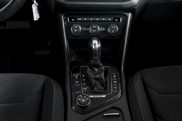 Volkswagen Tiguan 2.0 TSI 4Motion Highline Business R 180 PK | R-Line | Elek. Trekhaak | Adapt. Cruise | Stoel-+Bankverw. | PDC | Camera | NAV + App. Connect | ECC | Elek. Klep | LM 19" |