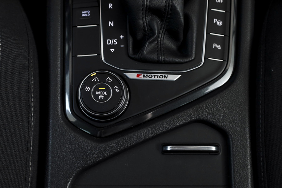 Volkswagen Tiguan 2.0 TSI 4Motion Highline Business R 180 PK | R-Line | Elek. Trekhaak | Adapt. Cruise | Stoel-+Bankverw. | PDC | Camera | NAV + App. Connect | ECC | Elek. Klep | LM 19" |
