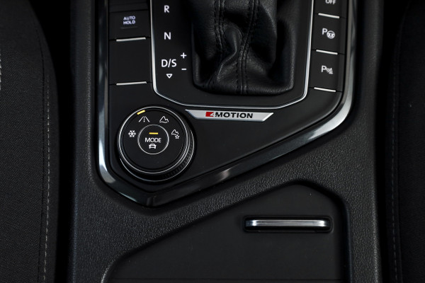 Volkswagen Tiguan 2.0 TSI 4Motion Highline Business R 180 PK | R-Line | Elek. Trekhaak | Adapt. Cruise | Stoel-+Bankverw. | PDC | Camera | NAV + App. Connect | ECC | Elek. Klep | LM 19" |