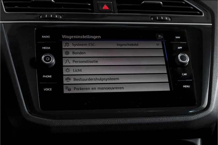 Volkswagen Tiguan 2.0 TSI 4Motion Highline Business R 180 PK | R-Line | Elek. Trekhaak | Adapt. Cruise | Stoel-+Bankverw. | PDC | Camera | NAV + App. Connect | ECC | Elek. Klep | LM 19" |