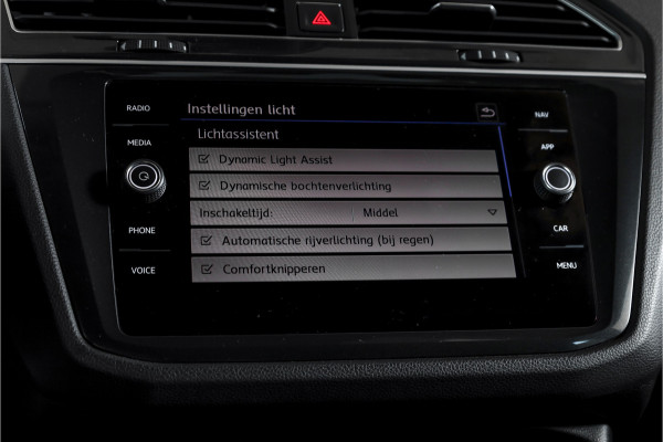 Volkswagen Tiguan 2.0 TSI 4Motion Highline Business R 180 PK | R-Line | Elek. Trekhaak | Adapt. Cruise | Stoel-+Bankverw. | PDC | Camera | NAV + App. Connect | ECC | Elek. Klep | LM 19" |