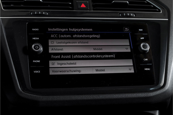 Volkswagen Tiguan 2.0 TSI 4Motion Highline Business R 180 PK | R-Line | Elek. Trekhaak | Adapt. Cruise | Stoel-+Bankverw. | PDC | Camera | NAV + App. Connect | ECC | Elek. Klep | LM 19" |