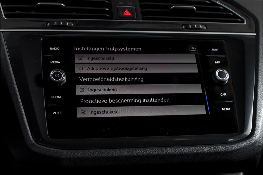 Volkswagen Tiguan 2.0 TSI 4Motion Highline Business R 180 PK | R-Line | Elek. Trekhaak | Adapt. Cruise | Stoel-+Bankverw. | PDC | Camera | NAV + App. Connect | ECC | Elek. Klep | LM 19" |
