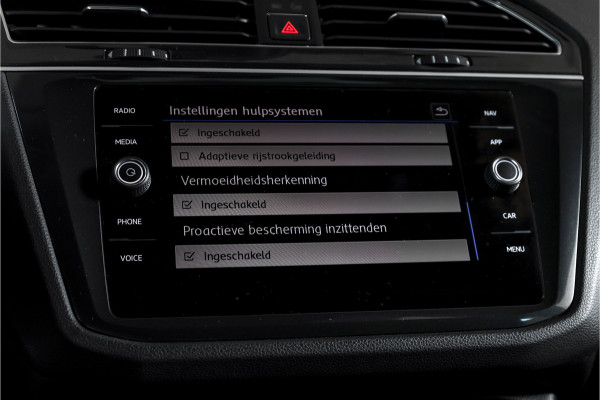 Volkswagen Tiguan 2.0 TSI 4Motion Highline Business R 180 PK | R-Line | Elek. Trekhaak | Adapt. Cruise | Stoel-+Bankverw. | PDC | Camera | NAV + App. Connect | ECC | Elek. Klep | LM 19" |