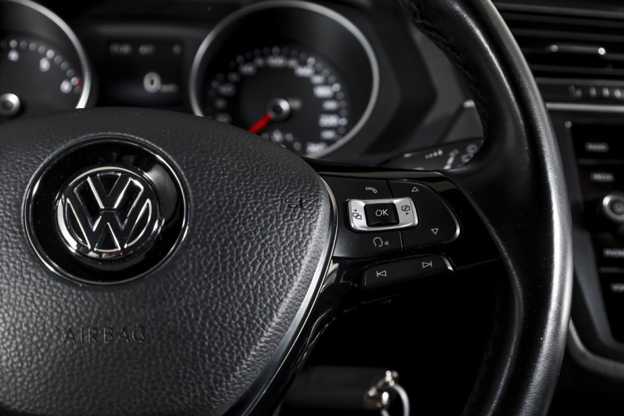 Volkswagen Tiguan 2.0 TSI 4Motion Highline Business R 180 PK | R-Line | Elek. Trekhaak | Adapt. Cruise | Stoel-+Bankverw. | PDC | Camera | NAV + App. Connect | ECC | Elek. Klep | LM 19" |