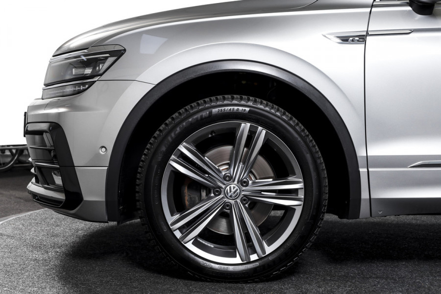 Volkswagen Tiguan 2.0 TSI 4Motion Highline Business R 180 PK | R-Line | Elek. Trekhaak | Adapt. Cruise | Stoel-+Bankverw. | PDC | Camera | NAV + App. Connect | ECC | Elek. Klep | LM 19" |