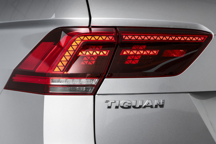 Volkswagen Tiguan 2.0 TSI 4Motion Highline Business R 180 PK | R-Line | Elek. Trekhaak | Adapt. Cruise | Stoel-+Bankverw. | PDC | Camera | NAV + App. Connect | ECC | Elek. Klep | LM 19" |
