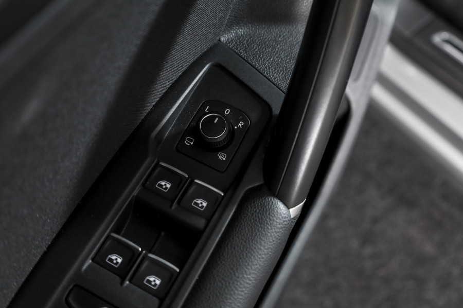 Volkswagen Tiguan 2.0 TSI 4Motion Highline Business R 180 PK | R-Line | Elek. Trekhaak | Adapt. Cruise | Stoel-+Bankverw. | PDC | Camera | NAV + App. Connect | ECC | Elek. Klep | LM 19" |
