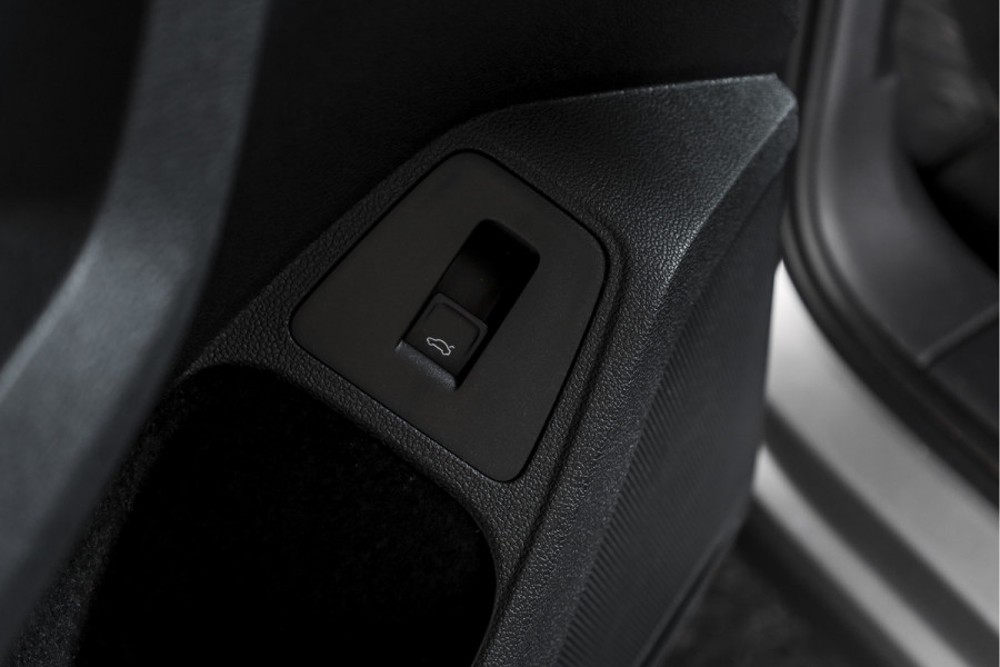 Volkswagen Tiguan 2.0 TSI 4Motion Highline Business R 180 PK | R-Line | Elek. Trekhaak | Adapt. Cruise | Stoel-+Bankverw. | PDC | Camera | NAV + App. Connect | ECC | Elek. Klep | LM 19" |