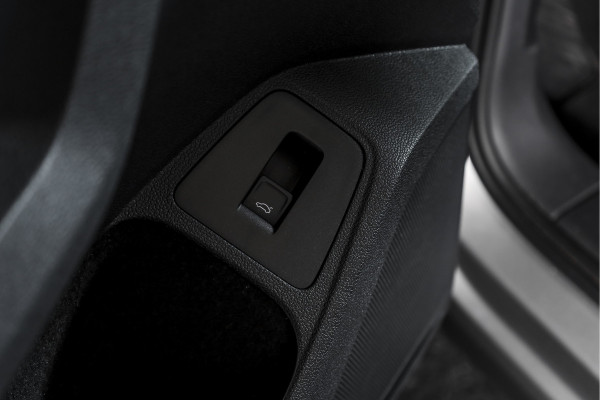 Volkswagen Tiguan 2.0 TSI 4Motion Highline Business R 180 PK | R-Line | Elek. Trekhaak | Adapt. Cruise | Stoel-+Bankverw. | PDC | Camera | NAV + App. Connect | ECC | Elek. Klep | LM 19" |