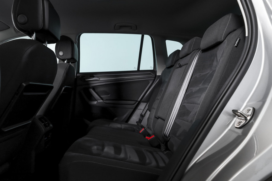Volkswagen Tiguan 2.0 TSI 4Motion Highline Business R 180 PK | R-Line | Elek. Trekhaak | Adapt. Cruise | Stoel-+Bankverw. | PDC | Camera | NAV + App. Connect | ECC | Elek. Klep | LM 19" |