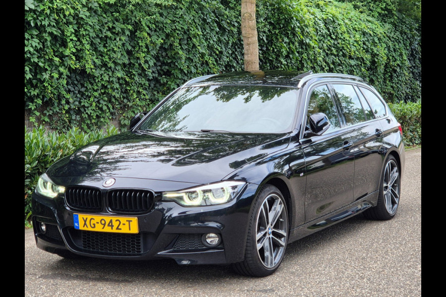 BMW 3 Serie Touring 320i M Sport Ed volle optielijst Trekhaak Pano CarPlay 19inch M Velgen Stuurverwarming NAP M Sport Edition
