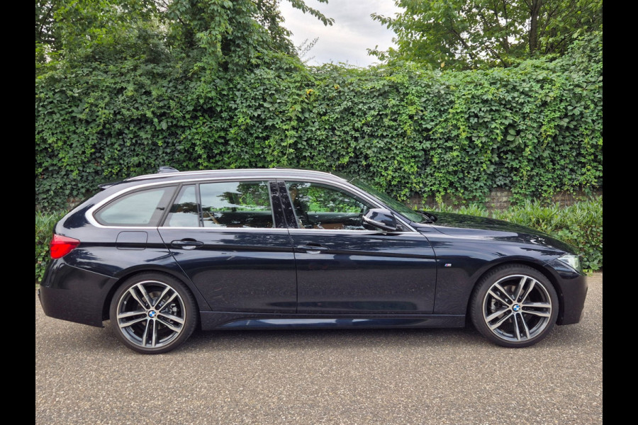 BMW 3 Serie Touring 320i M Sport Ed volle optielijst Trekhaak Pano CarPlay 19inch M Velgen Stuurverwarming NAP M Sport Edition